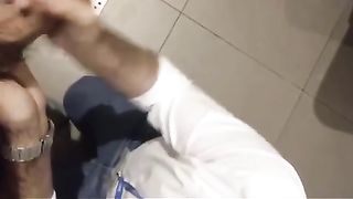 Pompata di cazzo nel bagno della stazione