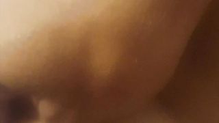 Accarezzo il suo corpo nudo