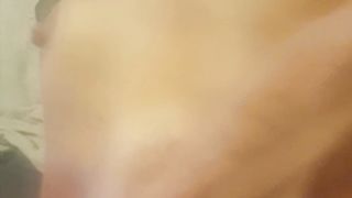 Accarezzo il suo corpo nudo