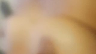 Accarezzo il suo corpo nudo