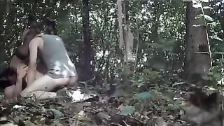 Trav all' aperto trova chi le sborra in culo e poi le fa una sega