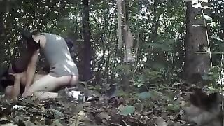 Trav all' aperto trova chi le sborra in culo e poi le fa una sega