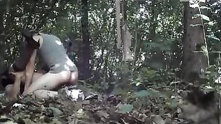 Trav all' aperto trova chi le sborra in culo e poi le fa una sega