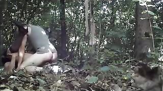 Trav all' aperto trova chi le sborra in culo e poi le fa una sega