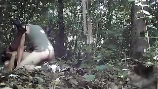 Anteprima del video: Trav all' aperto trova chi le sborra in culo e poi le fa una sega