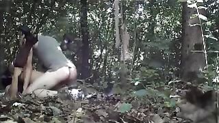 Trav all' aperto trova chi le sborra in culo e poi le fa una sega