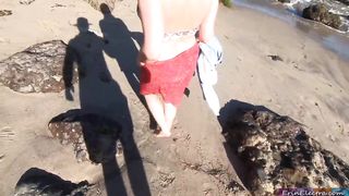 Bella gnoccona fa pompino tra due scogli