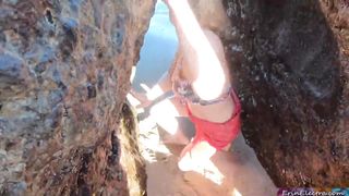 Bella gnoccona fa pompino tra due scogli