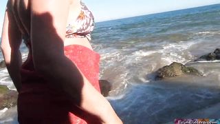 Bella gnoccona fa pompino tra due scogli