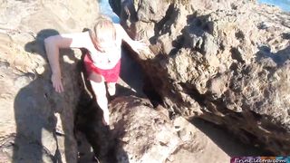 Bella gnoccona fa pompino tra due scogli