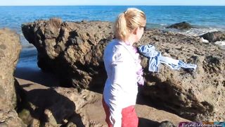 Bella gnoccona fa pompino tra due scogli