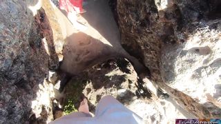 Bella gnoccona fa pompino tra due scogli