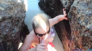 Bella gnoccona fa pompino tra due scogli