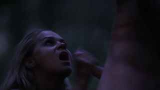 Un pompino nel bosco di notte