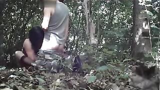 Mentre la trav scopa,  i passanti guardano