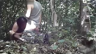 Mentre la trav scopa,  i passanti guardano