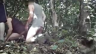 Mentre la trav scopa,  i passanti guardano