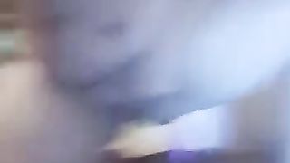 E continuo a strizzarmi le tette...