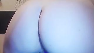 E continuo a strizzarmi le tette...