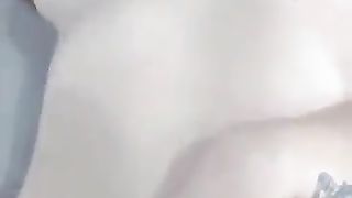 Si masturba mentre ascolta la musica