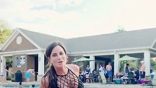 15 Agosto: Lei in Piscina!