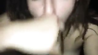 Ragazza italiana succhia un grande cazzo nero