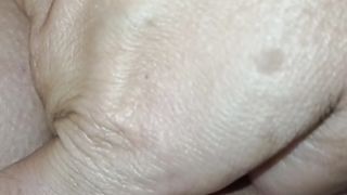 Moglie allegra e rilassata mentre la sditalino