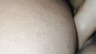 Moglie allegra e rilassata mentre la sditalino