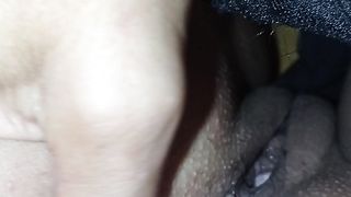 Moglie allegra e rilassata mentre la sditalino