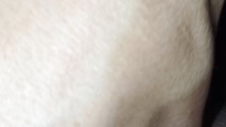 Moglie allegra e rilassata mentre la sditalino