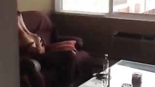 Si nasconde e filma la fidanzata scopata da un africano