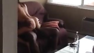 Si nasconde e filma la fidanzata scopata da un africano