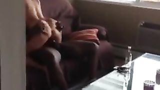 Si nasconde e filma la fidanzata scopata da un africano