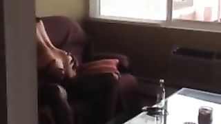 Si nasconde e filma la fidanzata scopata da un africano