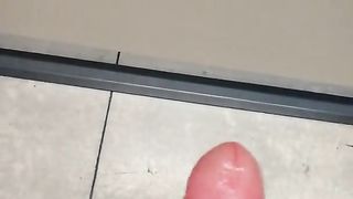 Io esibizionista italiano al Decathlon