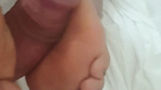 Mi sega con i piedi e mi fa sborrare