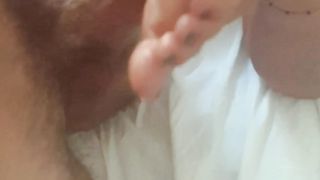 Mi sega con i piedi e mi fa sborrare