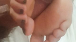 Mi sega con i piedi e mi fa sborrare