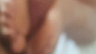 Mi sega con i piedi e mi fa sborrare