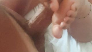 Mi sega con i piedi e mi fa sborrare