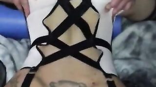 Alla bella Sara piace scopare con due uomini