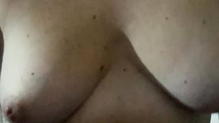 Sborrate sulle mie tette...!