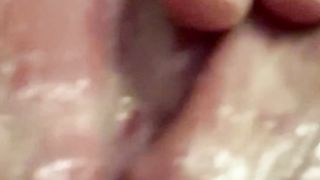 La fica cola e mi masturbo il culo