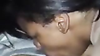 Glielo succhia con passione FINO IN FONDO