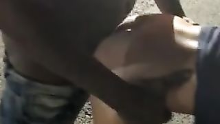 Si fa sbattere da un gruppo di neri