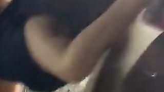 Si fa sbattere da un gruppo di neri