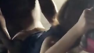 Si fa sbattere da un gruppo di neri