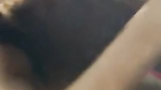 Si fa sbattere da un gruppo di neri