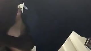 Si fa sbattere da un gruppo di neri