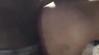 Si fa sbattere da un gruppo di neri